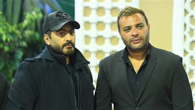 تامر حسني يقدم واجب العزاء لـ