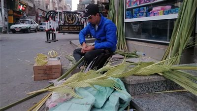 صليب سعف بـ20 والتاج بـ15جنيه.. أقباط الفيوم يستعدون للاحتفال بأحد الشعانين