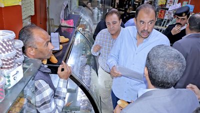 محافظ سوهاج في جولة مفاجئة للتأكد من استقرار الأسعار بالمخابز والمطاعم |صور