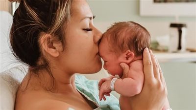 منها الحنان وطولة البال والرضاعة.. كيف تهتمي بطفلك في أيامه الأولى؟