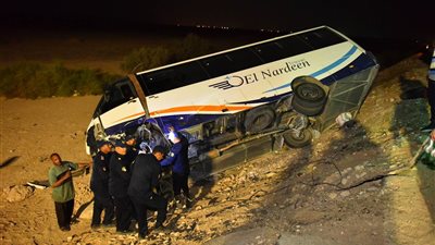 محافظ أسيوط يتفقد موقع حادث تصادم أتوبيس وسيارتين ملاكي 