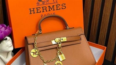 «Hermes».. الحقيبة الأغلى والمفضلة للمشاهير.. لماذا أصبحت الأخطر في العالم؟ 