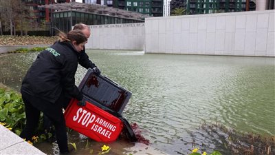 نشطاء يسكبون صبغة حمراء أمام السفارة الأمريكية بلندن احتجاجًا على دعم إسرائيل