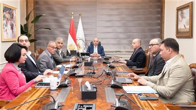 وزير الري يتابع حالة محطات رفع المياه واستعدادات مصلحة الميكانيكا والكهرباء