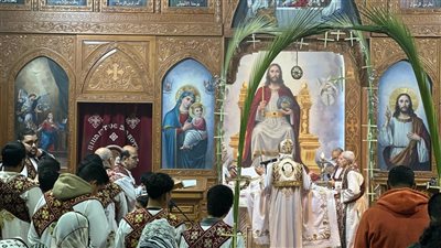 مئات الأقباط يؤدون قداس أحد السعف في كنيسة الأنبا بيشوي ببورسعيد