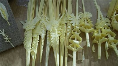 صليب وتاج وورد وزينة.. أشهر الأشكال التي يصنعها الأطفال في 