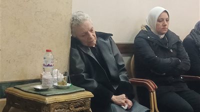 وداع أخير.. الفنانة عارفة عبد الرسول تنهار أثناء عزاء زوجها بالإسكندرية |صور