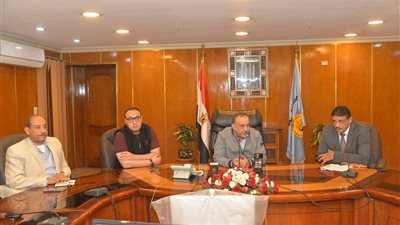 محافظ أسيوط يتابع سير العمل بمنظومة وحدة المتغيرات المكانية