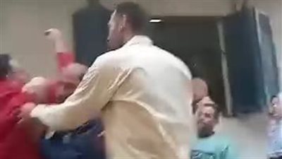 الفيديو قديم.. القصة الكاملة لمشاجرة صيدلي مع مواطن في التأمين الصحي بالمنوفية