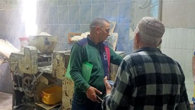 إعدام 750 عبوة غذائية منتهية الصلاحية وتحرير 25 محضرا تموينيا بالسويس