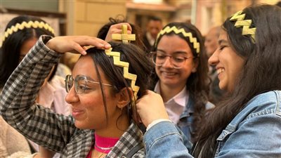 فرحة أحد السعف.. تيجان الخوص تزين رؤوس الفتيات بكنيسة الأنبا بيشوي ببورسعيد