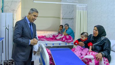 محافظ الإسكندرية يزور أطفال عقار اللبان المنهار في المستشفى
