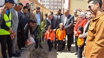 وكيل تعليم بورسعيد يشارك الطلاب تشجير عدد من المدارس بـ 45 شتلة زراعية