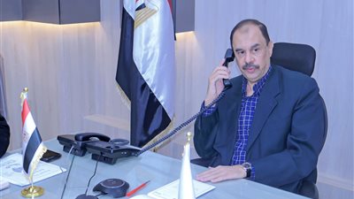 من داخل غرفة العمليات الرئيسية.. محافظ سوهاج يرد على اتصالات وشكاوى المواطنين