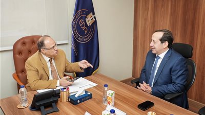 رئيس هيئة الدواء يجتمع مع ممثلي شركة أبوت لتوطين صناعة المستحضرات الطبية