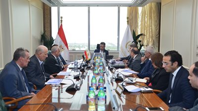 وزير التموين يبحث مع 