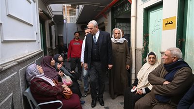 محافظ الغربية يتدخل لحل أزمة تكدس الحجاج بمركز التطعيم بطنطا