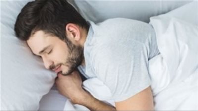 لماذا يوصي الخبراء بالنوم على الجانب الأيسر؟ اكتشفي الفوائد