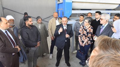 محافظ أسيوط يتفقد وحدة تجهيز وغربلة النباتات الطبية والعطرية في بني إبراهيم