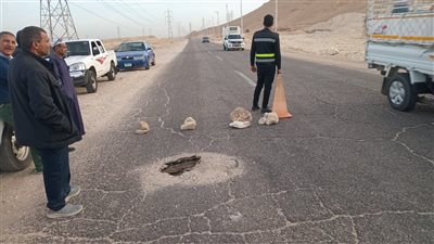 استجابة فورية للأهالي.. إصلاح هبوط أرضي بالطريق الصحراوي الغربي |صور