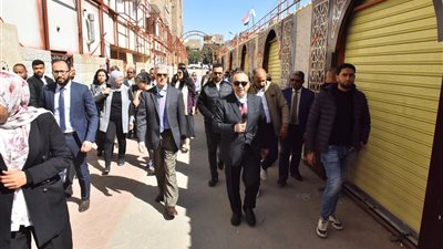 محافظ أسيوط ووفد الاتحاد الأوروبي يتفقدون مركز خان الخليلي للحرف التراثية