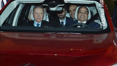 صناعة تركية محلية.. اردوغان يهدي الرئيس السيسي سيارة كهربائية.. معلومات عنها