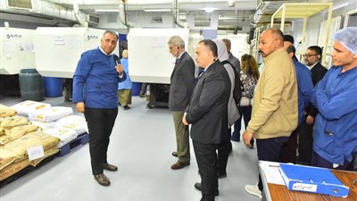 محافظ أسيوط يستكمل جولاته مع وفد الاتحاد الأوروبي بتفقد مصنع للمستلزمات الطبية