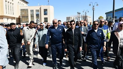وزير الرياضة ومحافظا الوادي الجديد ومطروح يشهدون مسيرة «صحتك في المشي»