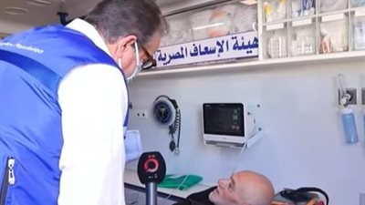 وزير الصحة لمصاب فلسطيني: الرئيس السيسي بيطمن عليكم وباعتنا مخصوص عشانكم
