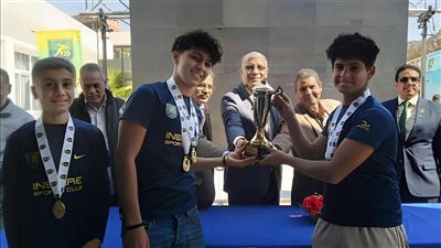 وكيل تعليم قنا يسلم الكؤوس والميداليات للفرق الفائزة فى كرة القدم والسباحة