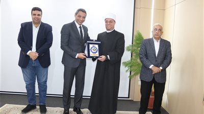 محافظ السويس يكرم وكيل وزارة الأوقاف وعددا من العاملين المتميزين بحي فيصل