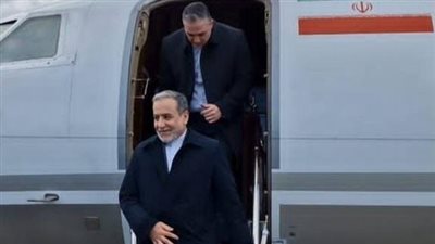 وزير الخارجية الإيراني يصل مسقط لعقد مفاوضات مع واشنطن غدا