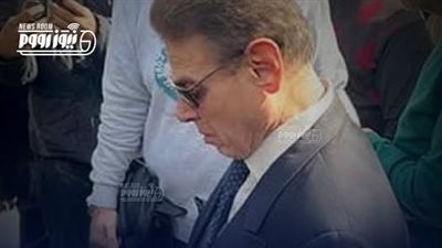 بكاء المستشار محمد شيرين فهمى خلال تشييع جثمان الراحل محمد ناجي شحاتة 