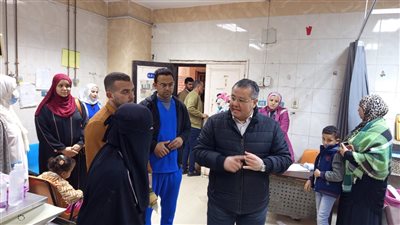 المدير التنفيذي لمستشفيات جامعة بنها يتابع انتظام العمل خلال جولة تفقدية 