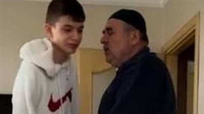عندما تتحدث القلوب..طفل توحد يقبل جده وهو يصلي.. اليكي التفاصيل 