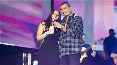 عمرو دياب يدعم ابنته جنا في خطواتها الأولى كموديل إعلانات (فيديو)