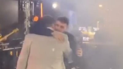 في حفله بجدة.. والد الشامي يفاجئه بالصعود له على المسرح |فيديو