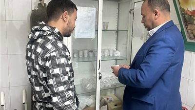 رئيس مدينة نجع حمادي يفاجئ صحية بهجورة بجولة ليلية للاطمئنان على انتظام العمل