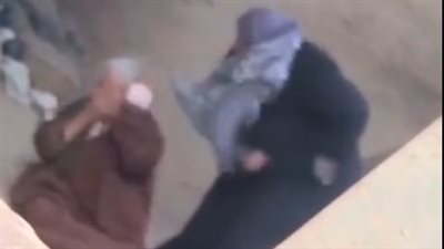 «فيديو» يوثق لحظة تعدي سيدة على والدتها العجوز وسط الشارع بالشرقية