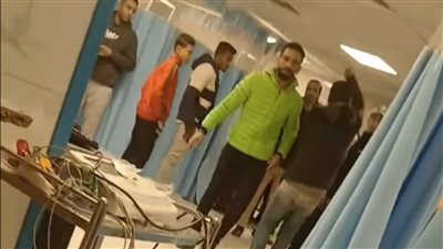 دمه اتصفي.. فحص فيديو متداول لسيدة تستغيث داخل مستشفى شهير لإنقاذ حياة نجلها