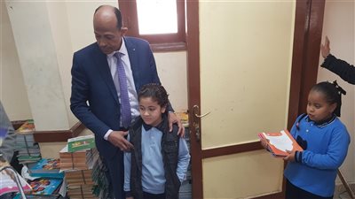 انتظام الدراسة بمدارس السبت في الأقصر وتسليم الكتب للطلاب