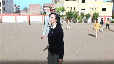 خلال جولة مفاجئة.. محافظ البحيرة تقيل مدير مدرسة بدمنهور وتحيل مسؤولين للتحقيق