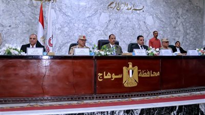 محافظ سوهاج يكرم أسر الشهداء ومصابي العمليات الحربية 