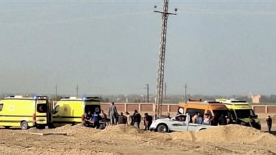 11 مصابا في حادث  انقلاب سيارة  نصف نقل بطريق السويس ـ الإسماعيلية