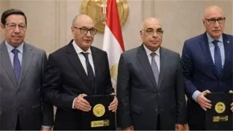 جانب من التوقيع