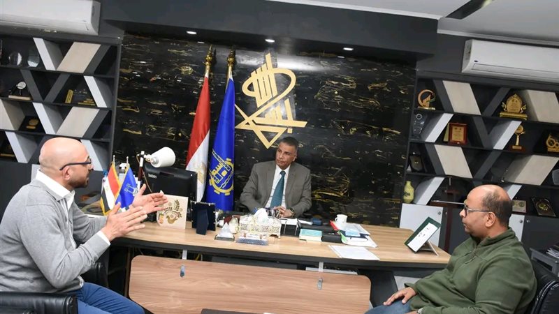 لقاء محافظ أسوان