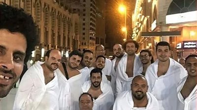 مصطفى بسيط يسخر من شائعة إسلام وائل عوني: كنا معا في العمرة