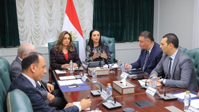 وزيرتا التنمية والتضامن ومستشار الرئيس يبحثون إقامة مهرجان موسع للحرف التراثية