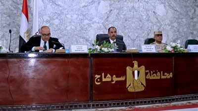 مناقشة ملفات تهم المواطنين.. محافظ سوهاج يبحث استعدادات شهر رمضان