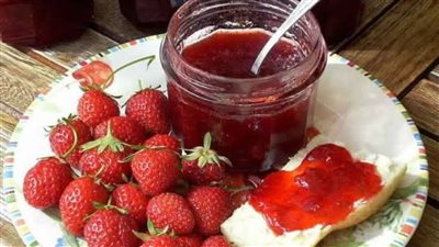 طريقة عمل مربى الفراولة لسحور رمضان .. خطوات سهلة 